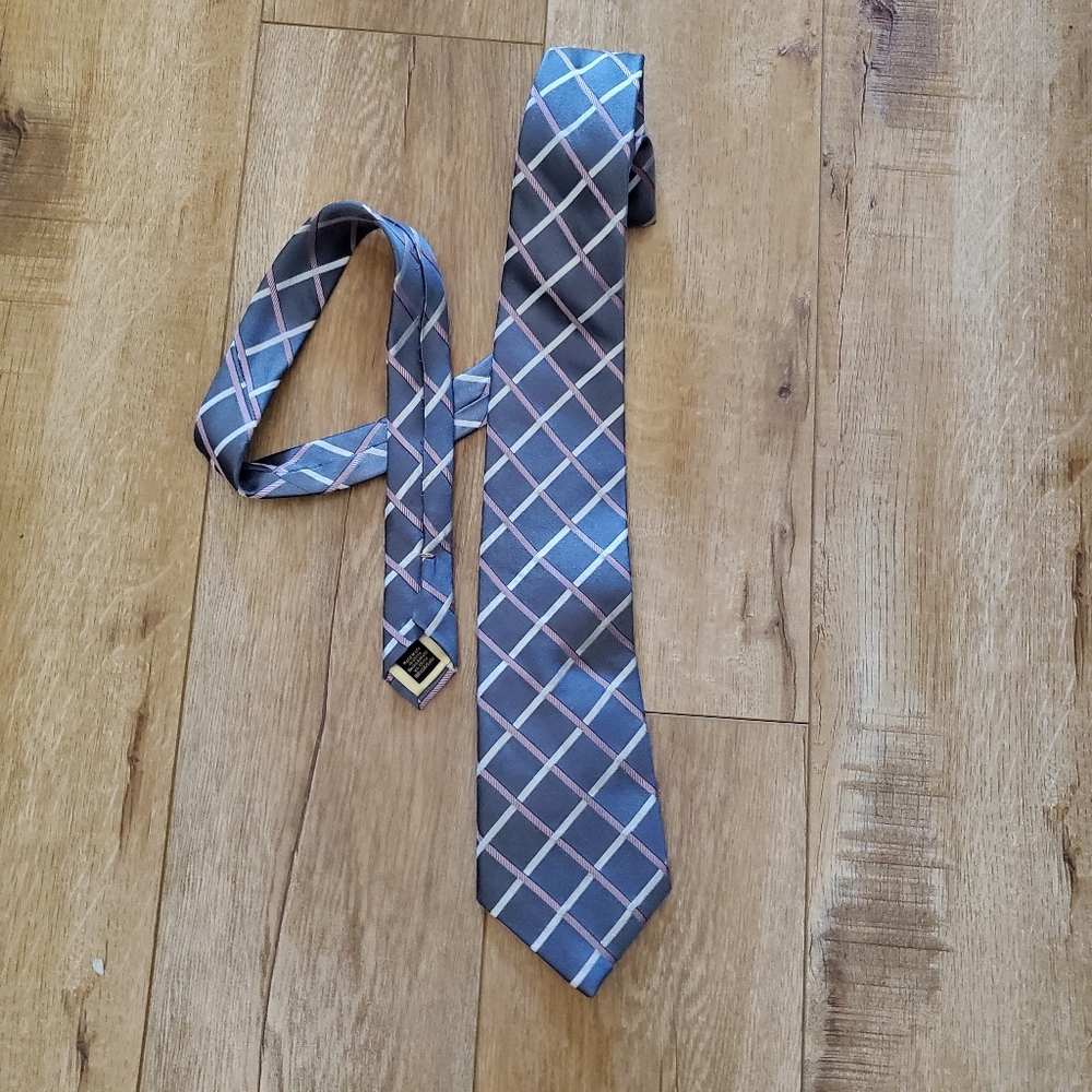 DONALD J. TRUMP SIGNATURE COLL CHINA Silver Gray Pink 100% Silk Hand Made Tie